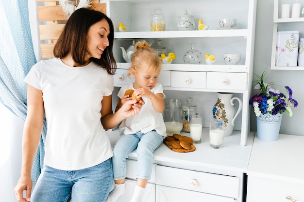 Madre e figlia guardando i biscotti