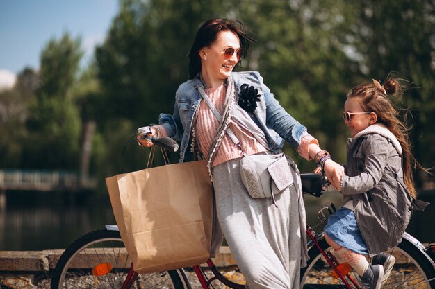 Madre e figlia in bicicletta