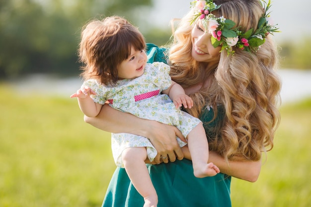 madre e figlia in campo all'aperto