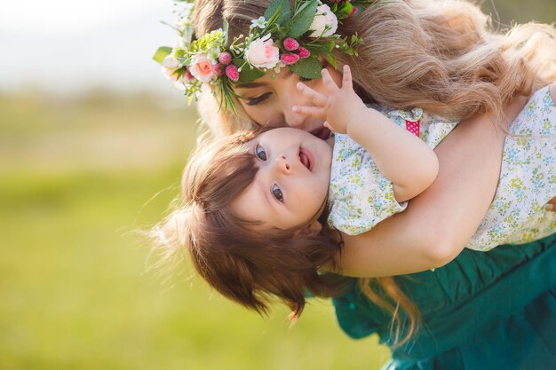 madre e figlia in campo all'aperto