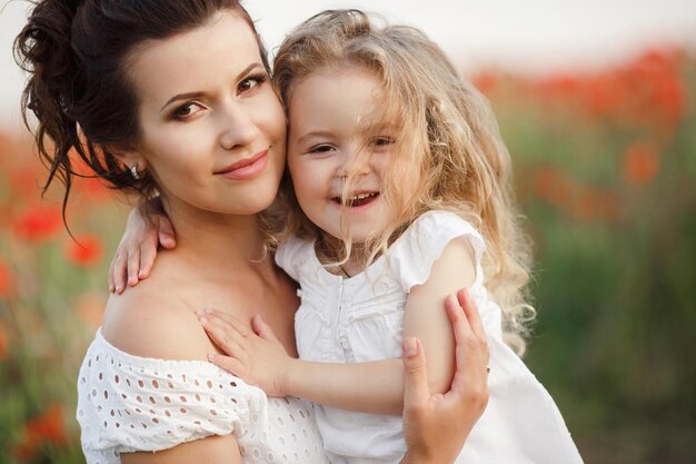 madre e figlia in campo all'aperto