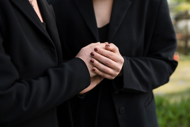 Madre e figlia in lutto in una tomba nel cimitero