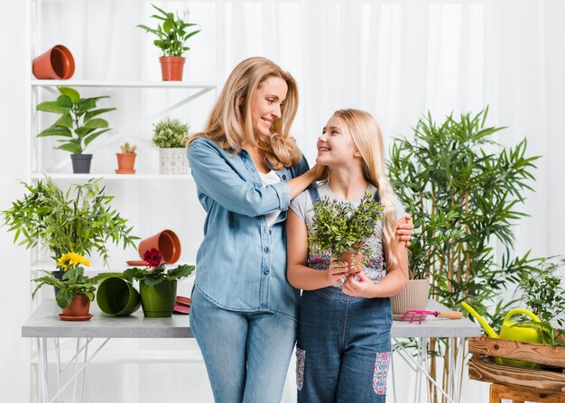 Madre e figlia in serra