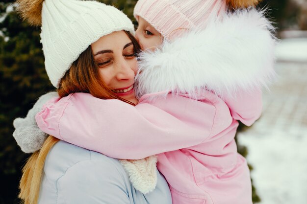 Madre e figlia in un parco d'inverno