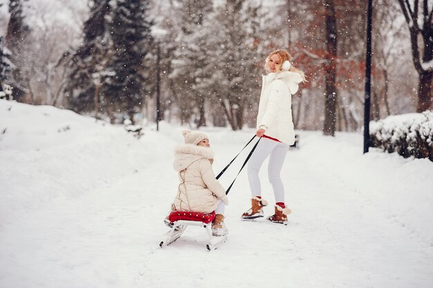 Madre e figlia in un parco d'inverno