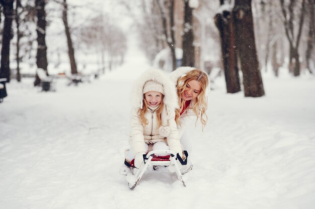 Madre e figlia in un parco d'inverno