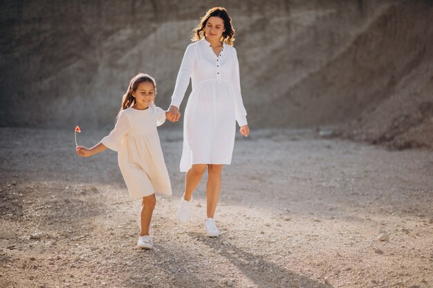 Madre e figlia insieme divertendosi