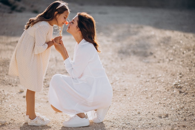 Madre e figlia insieme divertendosi