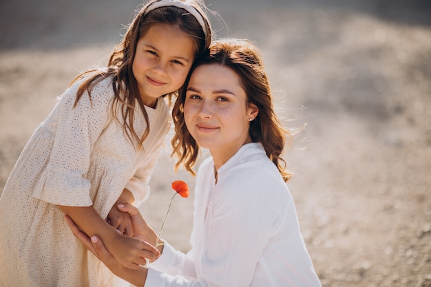 Madre e figlia insieme divertendosi