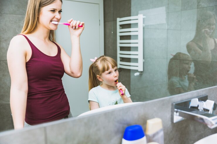 Foto gratuito madre e figlia, lavarsi i denti