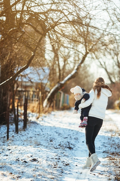 Madre e figlia nella campagna innevata