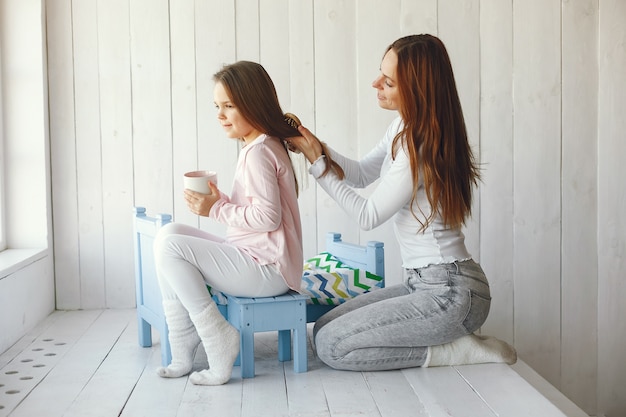 Madre e figlia piccola si divertono a casa