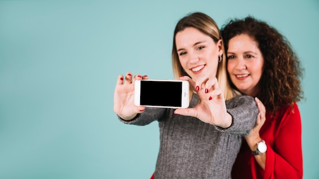 Madre e figlia prendendo selfie