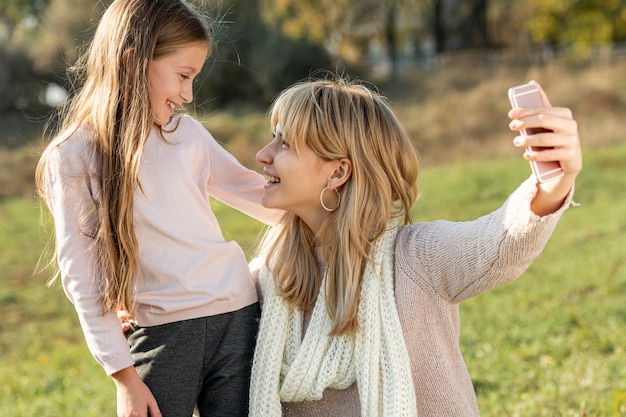 Madre e figlia prendendo selfie