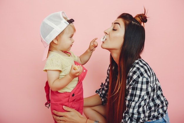 Madre e figlia si divertono in studio