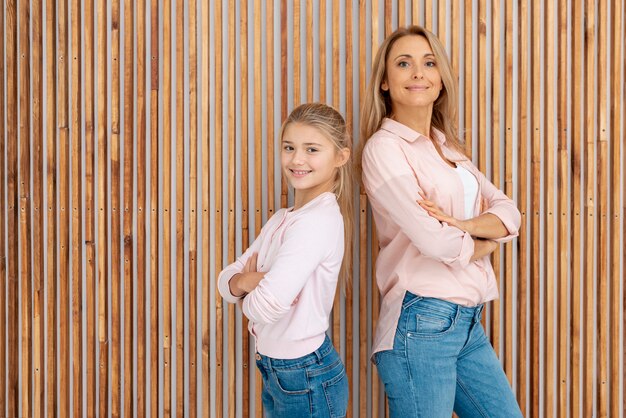 Madre e figlia sorridenti che posano modo