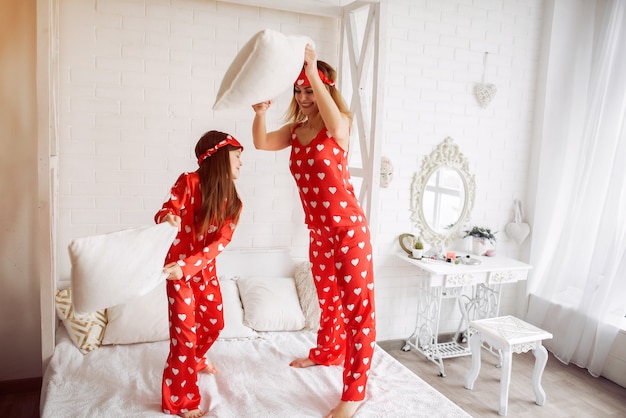 Madre e figlia sveglie a casa in un pigiama