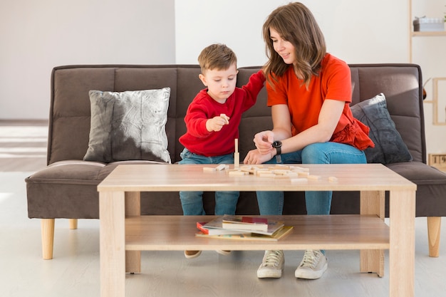 Madre e figlio a casa giocando a janga game