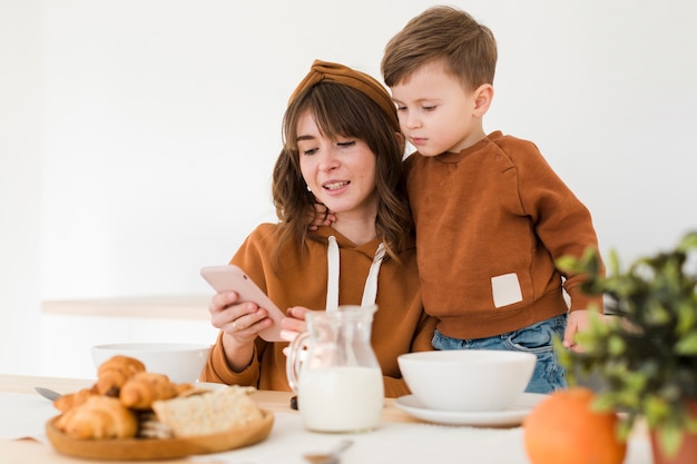 Madre e figlio alla ricerca sul cellulare