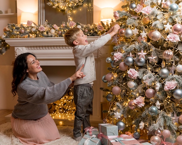 Madre e figlio che decorano l'albero di Natale