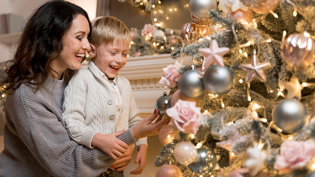 Madre e figlio che decorano l'albero di Natale