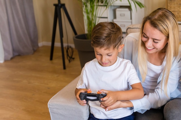 Madre e figlio che giocano con un gamepad