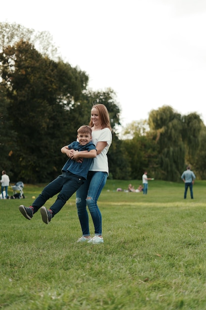 Madre e figlio che giocano nel parco