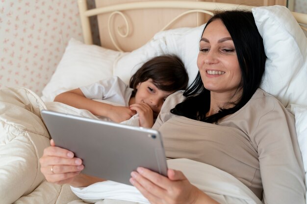 Madre e figlio che guardano su un tablet