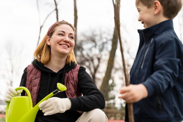 Madre e figlio che placcano insieme