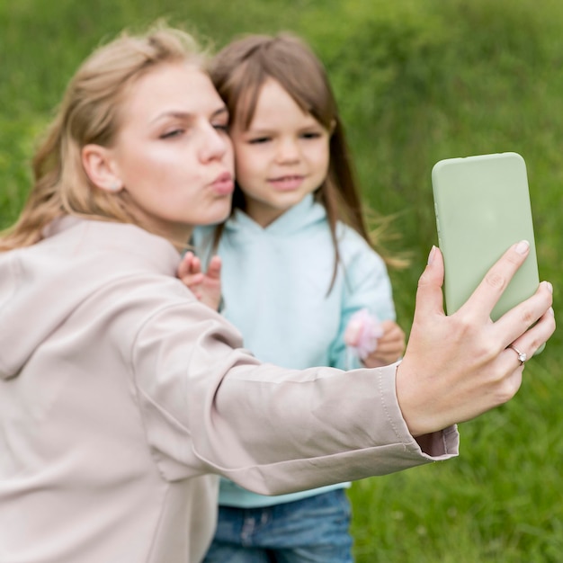 Madre e figlio che prendono un selfie
