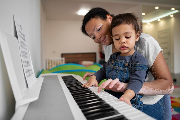 Madre e figlio che suonano il pianoforte