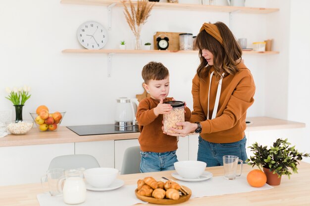 Madre e figlio dell'angolo alto in cucina