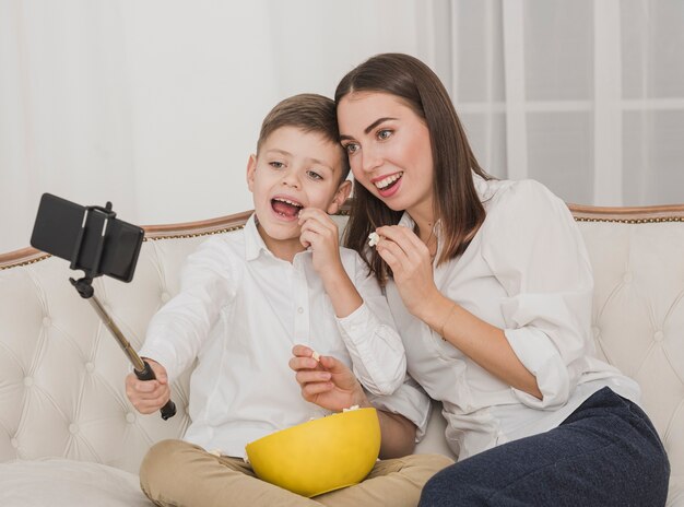 Madre e figlio felici che prendono un selfie