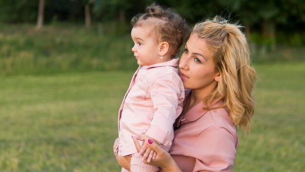 Madre e figlio in abiti rosa