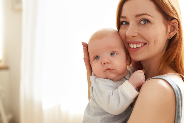 Madre e figlio in posa al coperto