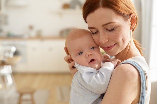 Madre e figlio in posa al coperto