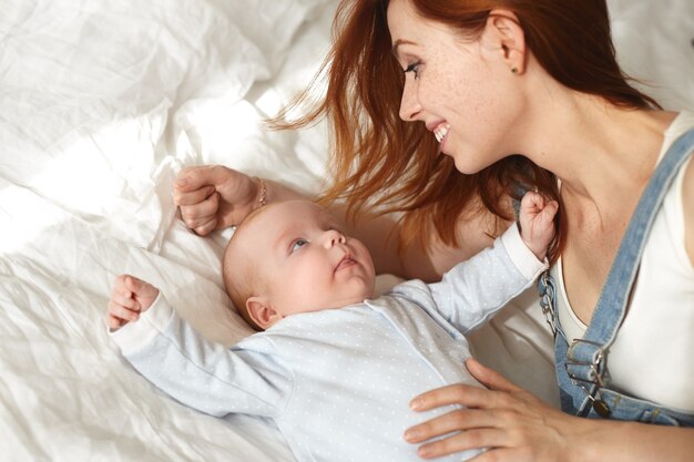 Madre e figlio in posa al coperto