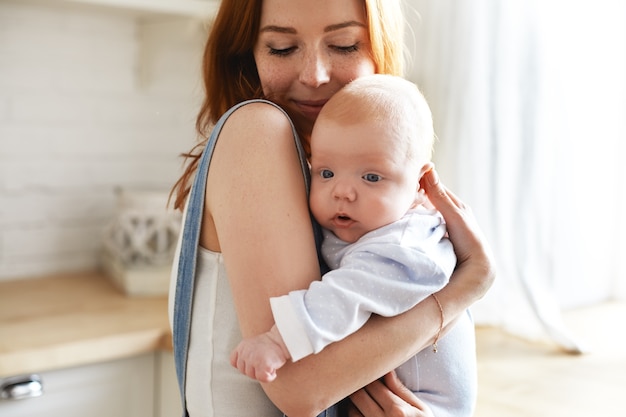 Madre e figlio in posa al coperto