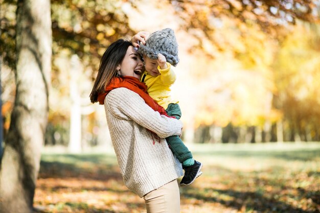 Madre e figlio nel parco d&#39;autunno