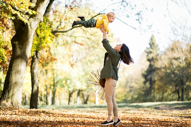 Madre e figlio nel parco d&#39;autunno