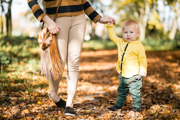 Madre e figlio nel parco d&#39;autunno