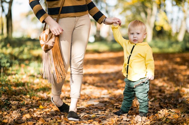 Madre e figlio nel parco d&#39;autunno