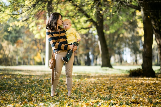 Madre e figlio nel parco d&#39;autunno