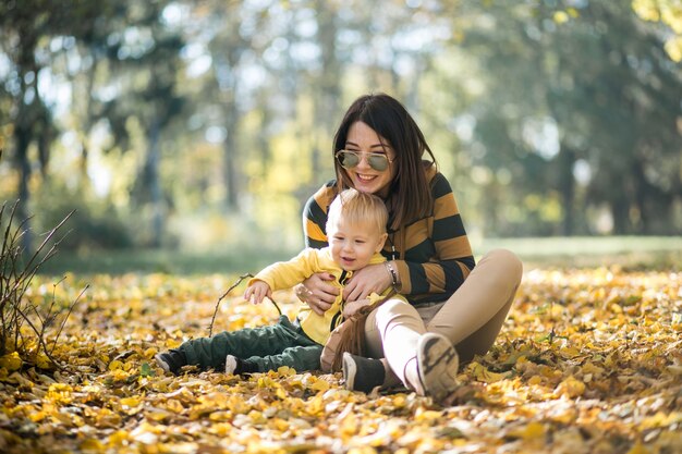 Madre e figlio nel parco d&#39;autunno