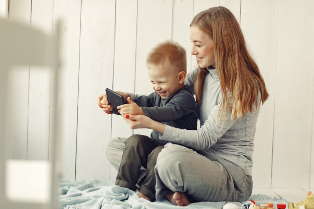 Madre e figlio piccolo che giocano a casa