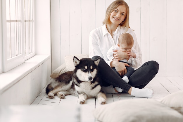 Madre e figlio piccolo, giocando con il cane a casa