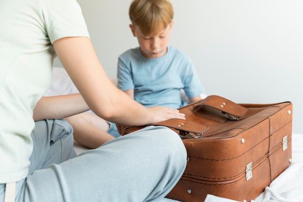 Madre e figlio preparano una valigia per le vacanze