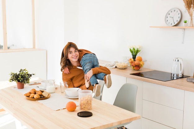 Madre e figlio si divertono