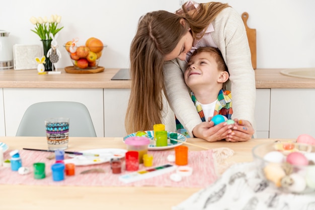 Madre e figlio si guardano