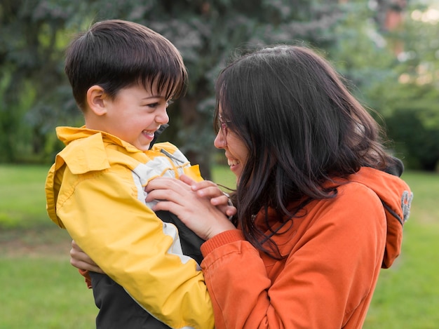 Madre e figlio sono felici